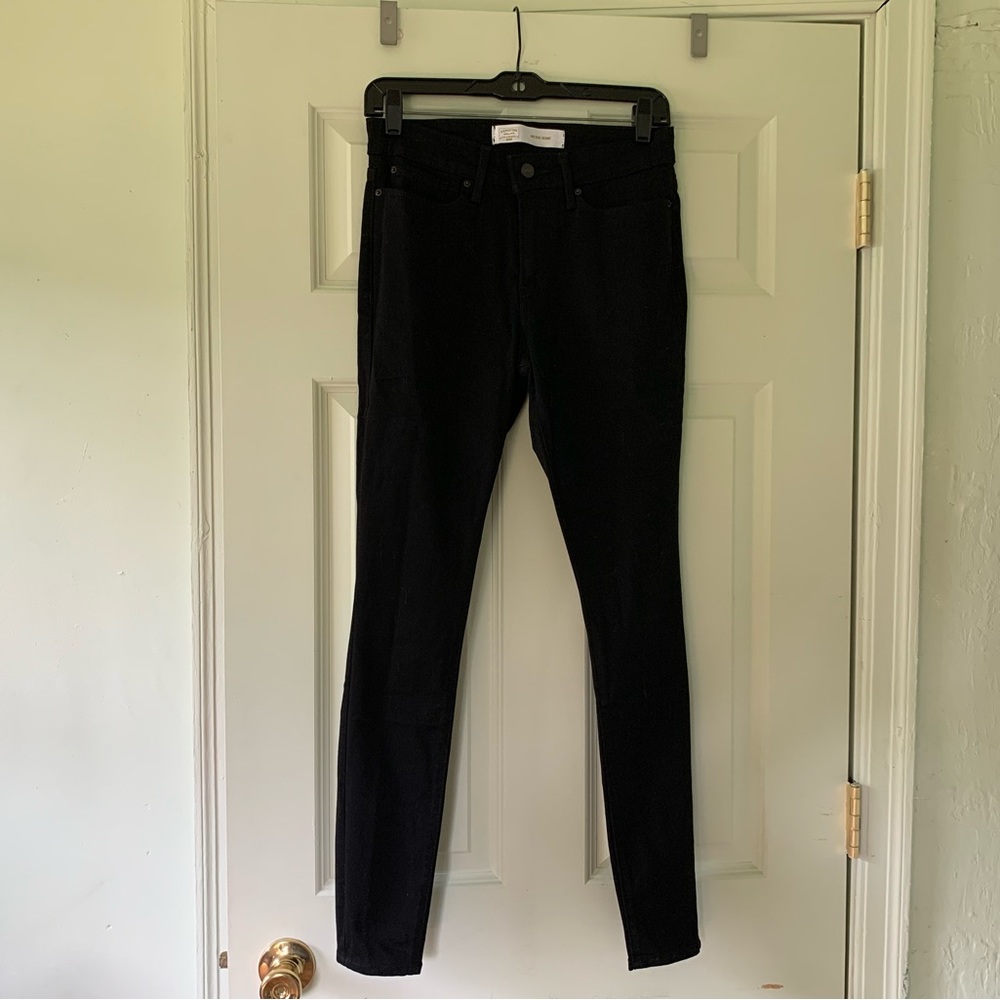 Black Levi’s signature skinny mid rise jeans